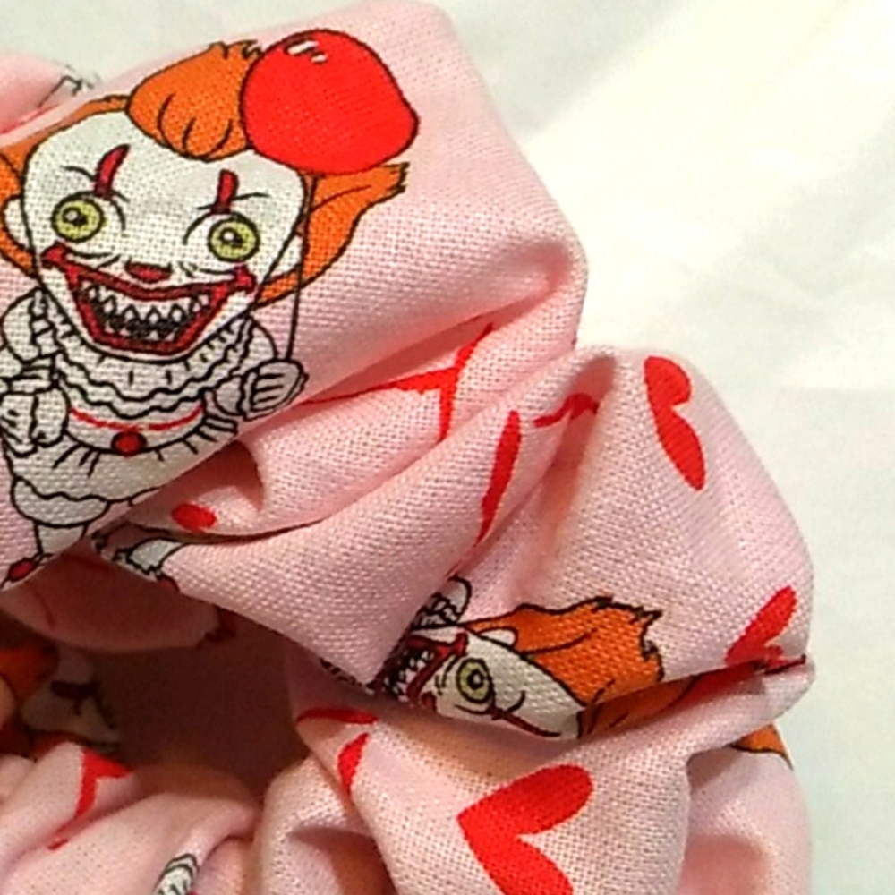 Pennywise scrunchie - Picture 2 of 2